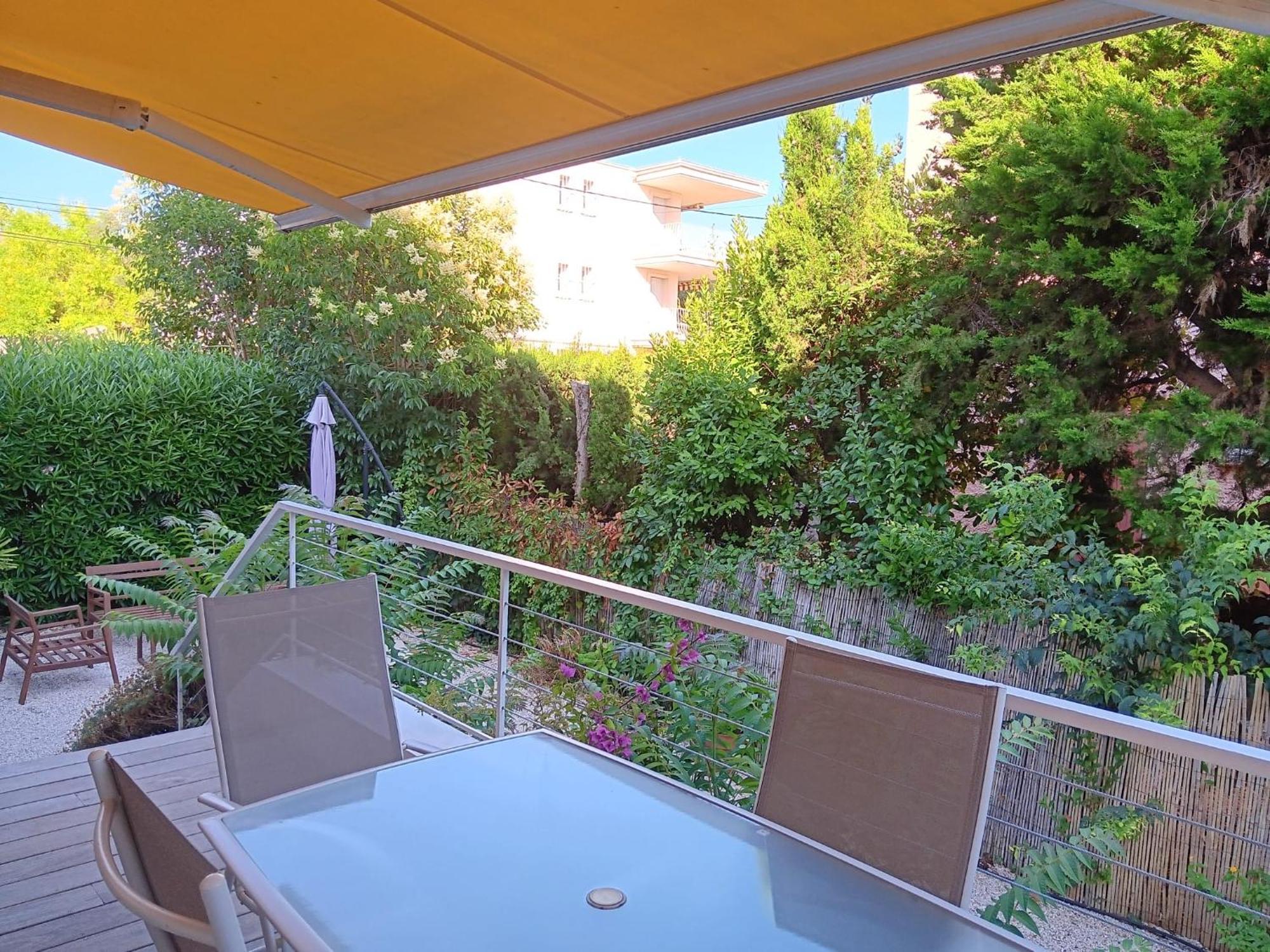 3 Min A Pieds & 200 M De La Grande Des Lecques - Terrasse Et Jardin - Fabuleux T2 - Carre D'or